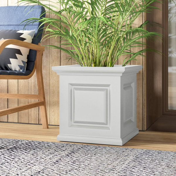 Lark Manor Kentshire Square Resin Planter Box with Water